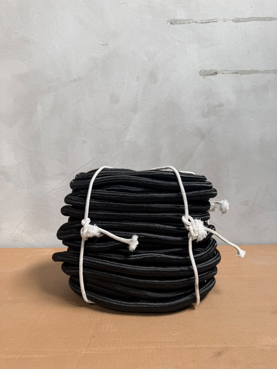 Driza de Poliéster Negra de 16 mm – Rollo de 50 metros